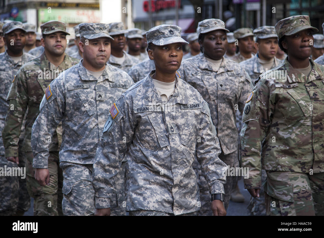 Veterans Day Parade; auch bekannt als Amerikas Parade; Marken auf der 5th Avenue in New York City. US Army Reservisten, 1179th Transport-Brigade März. Stockfoto