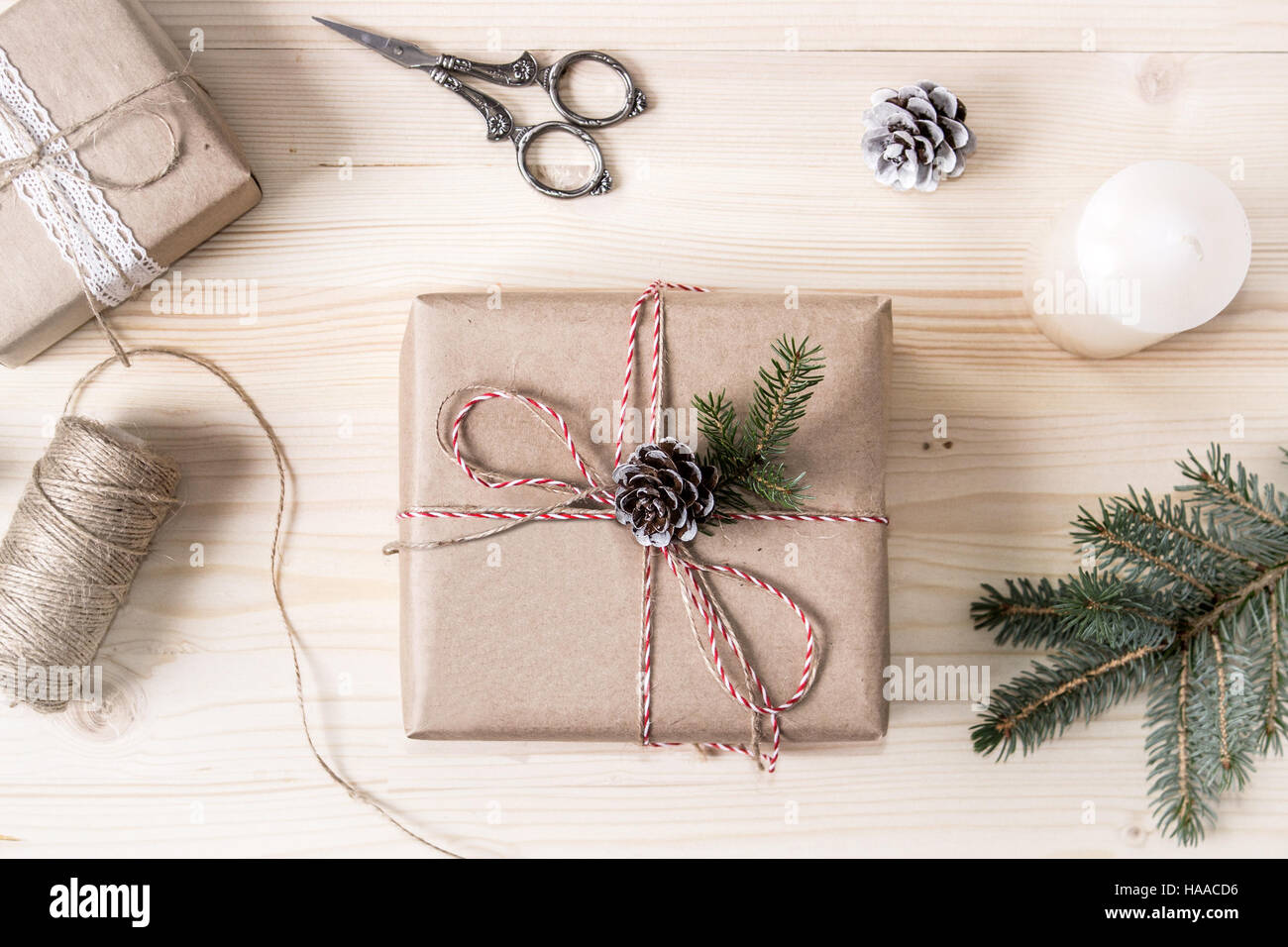 Weihnachts-Geschenk-Box mit leeren Platz für Stempel, Mock-up, Ansicht von oben. Fertige Gegenstände festgelegt. Hölzerne Hintergrund. Stockfoto