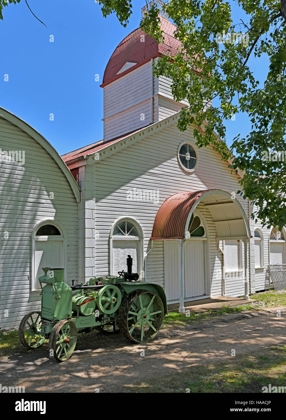 Rumely Traktor Dampfmaschine vor dem historischen Pavillon an der Glen Innes Showground in New England new-South.Wales Stockfoto