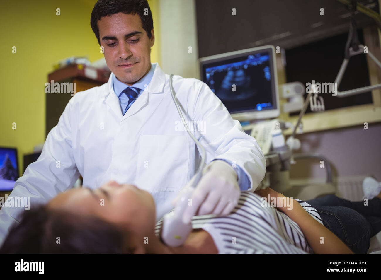 Patientin erhält eine Ultraschalluntersuchung am Hals Stockfoto