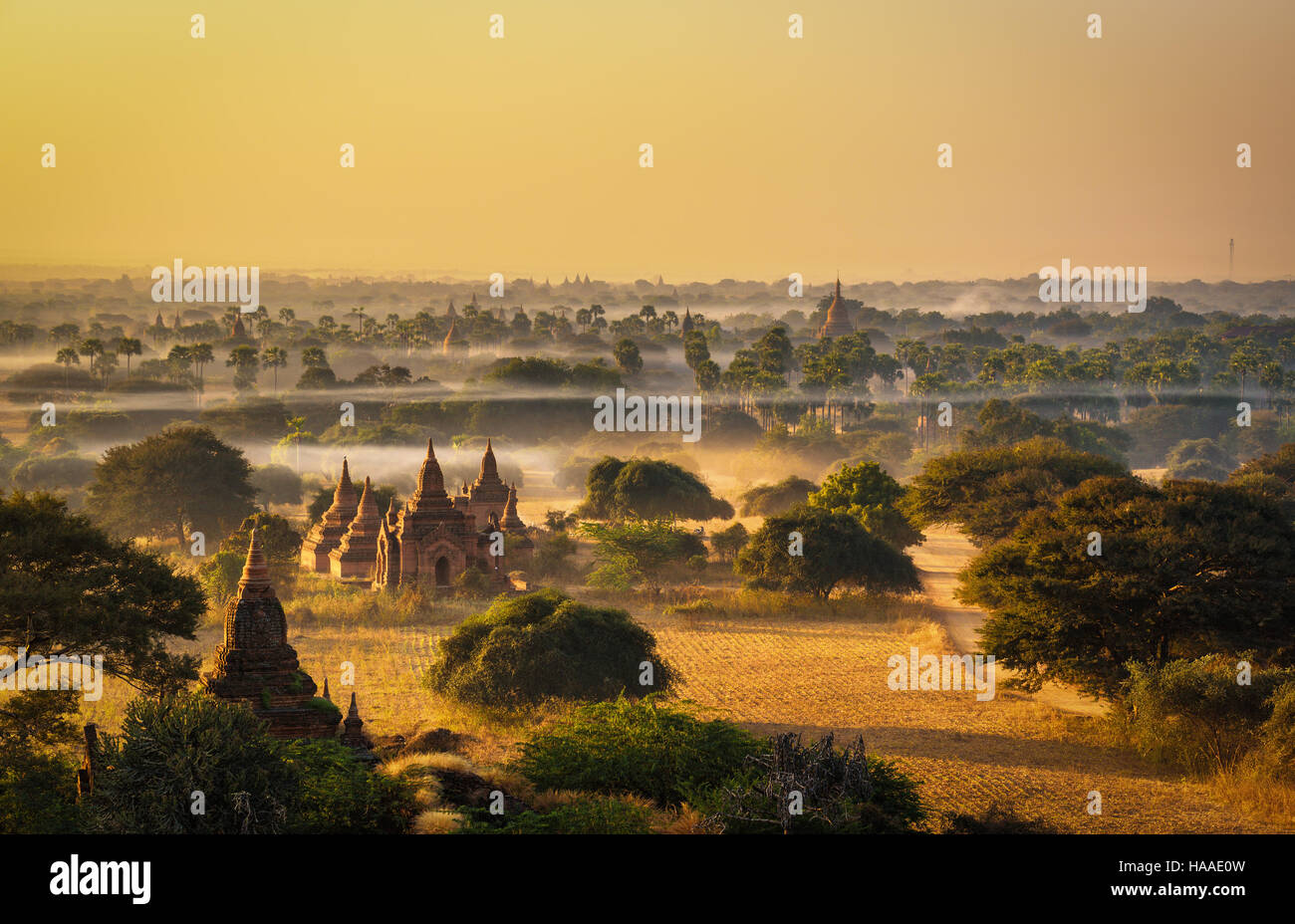 Sonnenaufgang über Bagan in Myanmar. Bagan ist eine alte Stadt mit Tausenden von historischen buddhistischen Tempeln und Stupas. Stockfoto