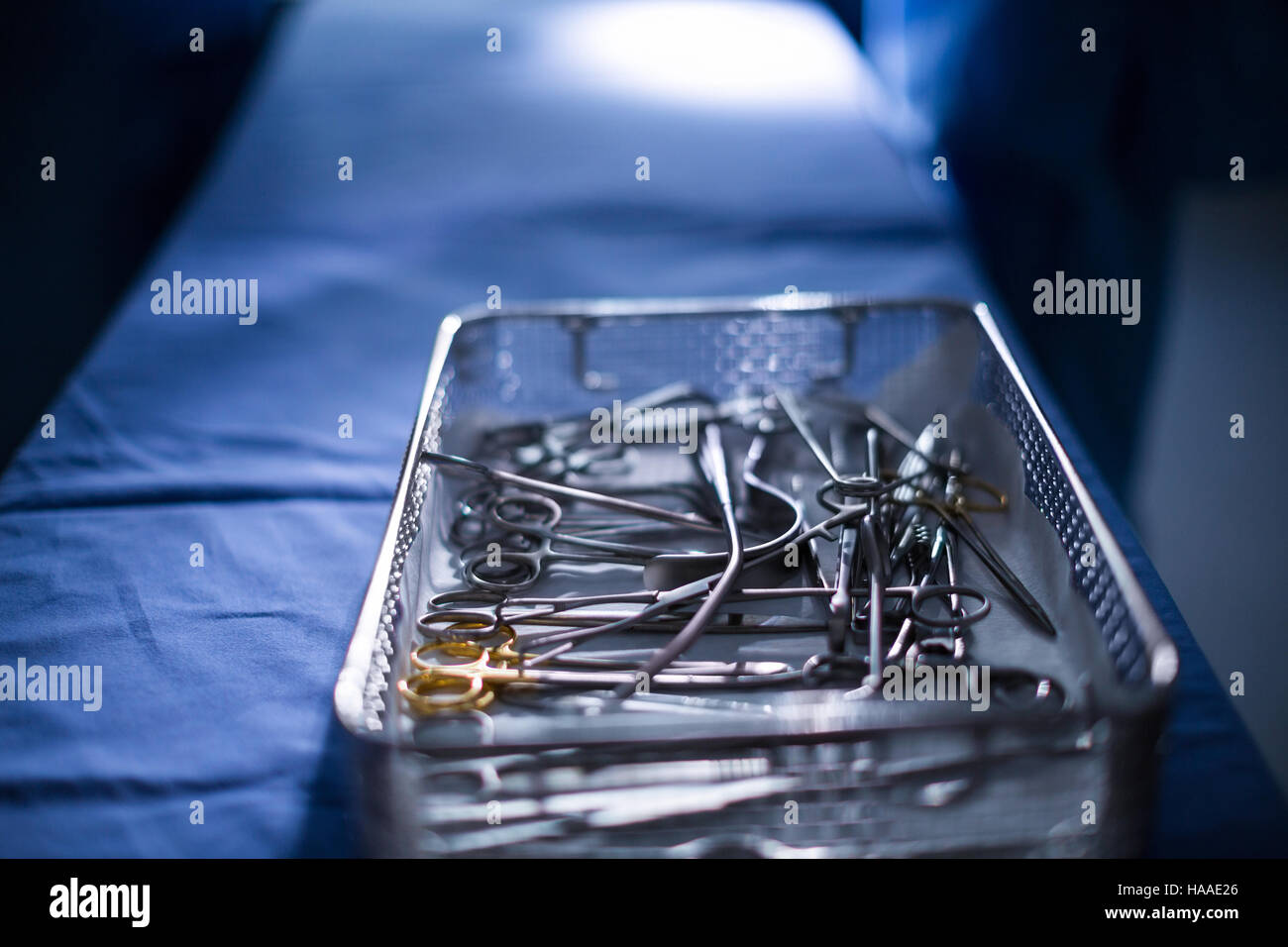Chirurgisches Instrument auf einen Tisch Stockfoto