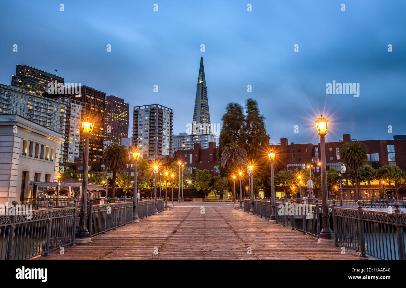 Skyline von San Francisco nach Sonnenuntergang von Pier 7 betrachtet. Langzeitbelichtung. Stockfoto