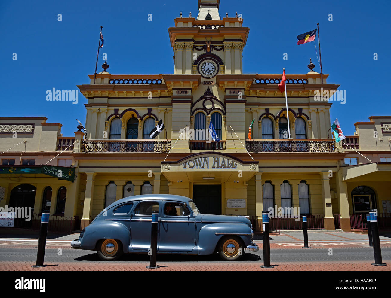 Oldtimer Plymouth führt vor dem historischen Rathaus von Glen Innes in den wichtigsten Atreet, Grey street, von Glen innes Stockfoto