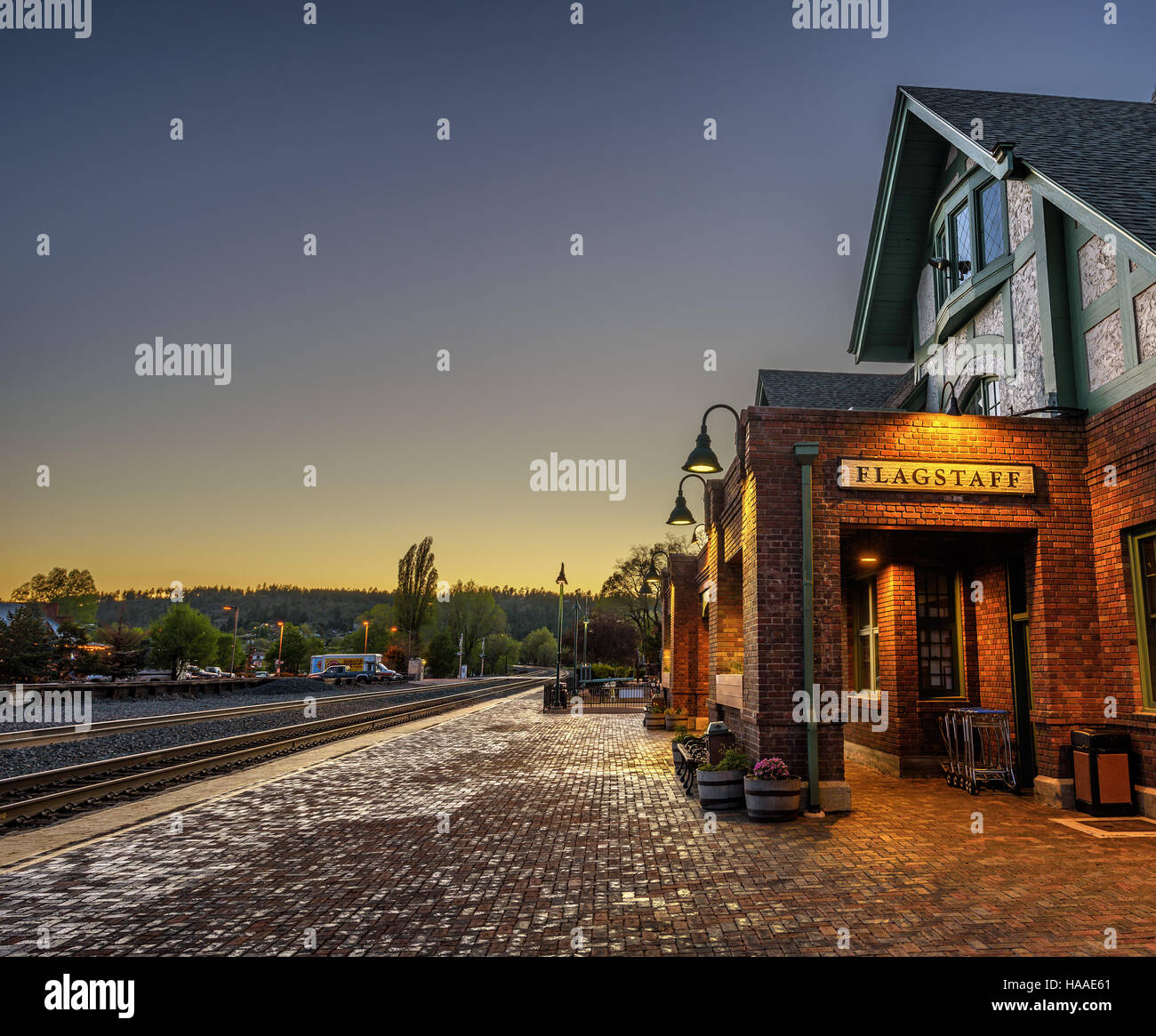 Historischer Bahnhof in Flagstaff bei Sonnenuntergang. Stockfoto