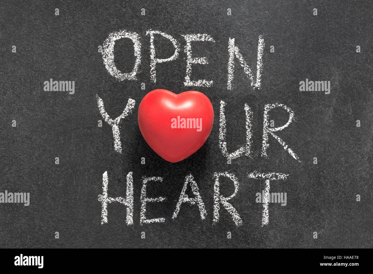 Öffnen Sie Ihr Herz-Satz handschriftlich auf Tafel mit Herzsymbol statt O Stockfoto