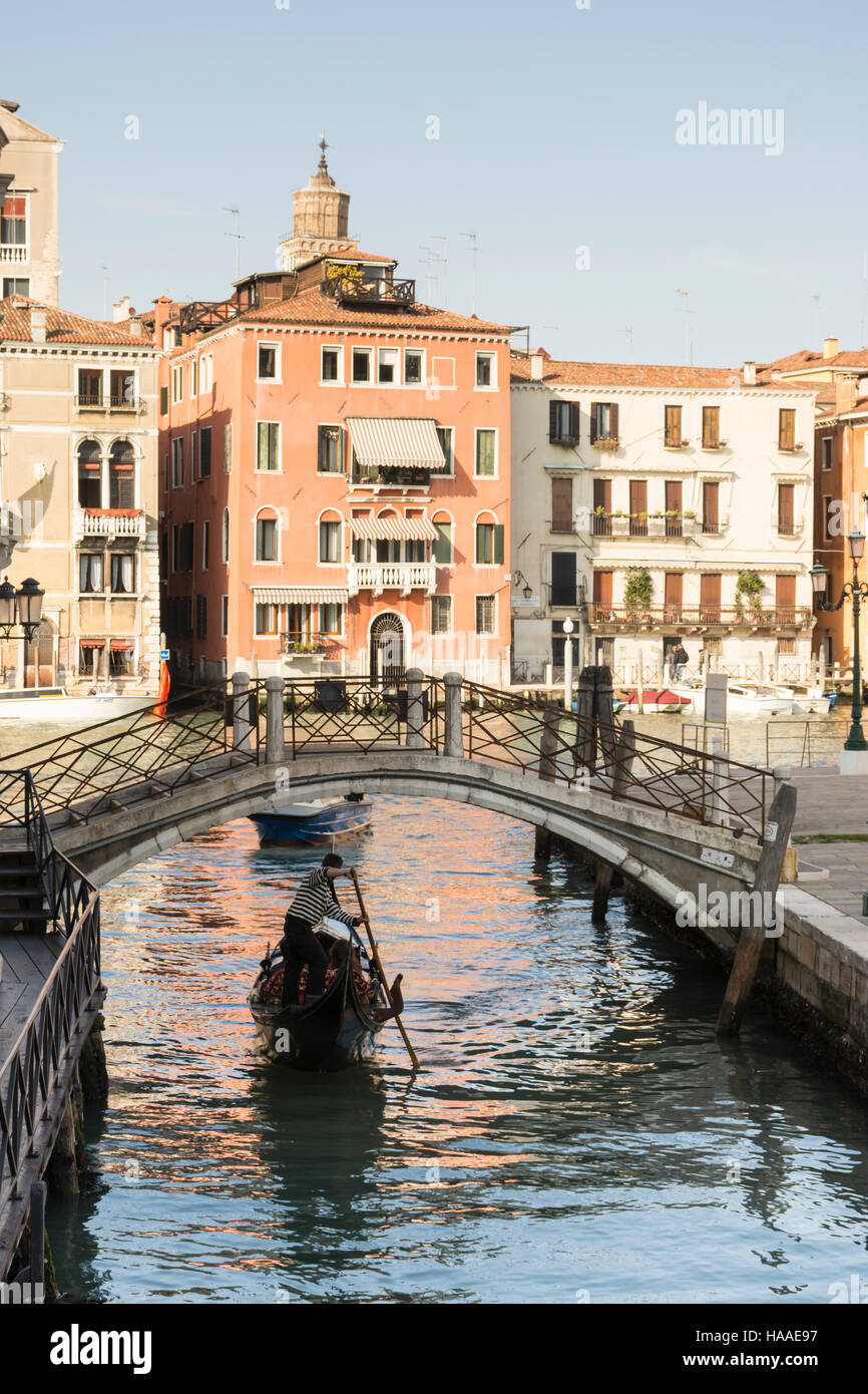Gondel in einem Kanal, Venedig, Italien, Europa Stockfoto