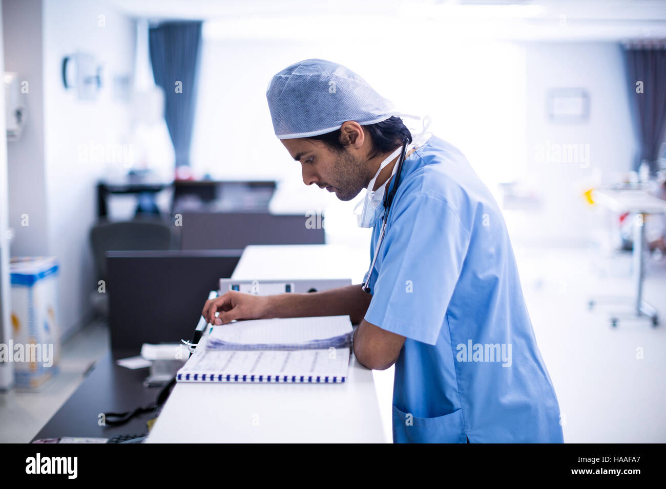 Chirurg medizinische Berichte lesen Stockfoto