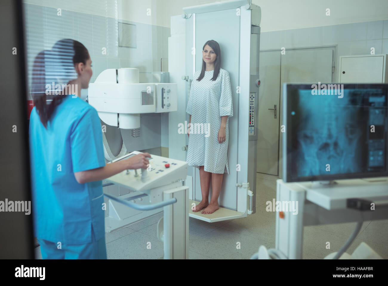 Weibliche Patienten ein Röntgentest Stockfoto