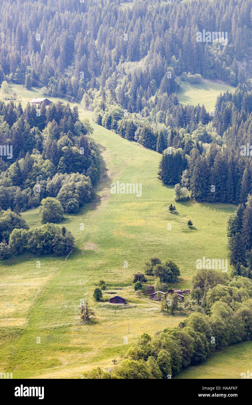 Alpine Häuser in den französischen Alpen. Stockfoto