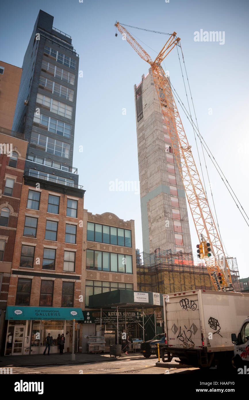 Der zentrale Kern der im Aufbau CitizenM Hotel an der Bowery in New York auf Freitag, 18. November 2016 zu sehen ist. Das Hotel wird mit vorgefertigten modularen Einheiten angehoben und befestigt an Ort per Kran gebaut. (© Richard B. Levine) Stockfoto