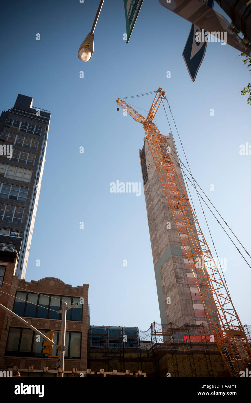 Der zentrale Kern der im Aufbau CitizenM Hotel an der Bowery in New York auf Freitag, 18. November 2016 zu sehen ist. Das Hotel wird mit vorgefertigten modularen Einheiten angehoben und befestigt an Ort per Kran gebaut. (© Richard B. Levine) Stockfoto