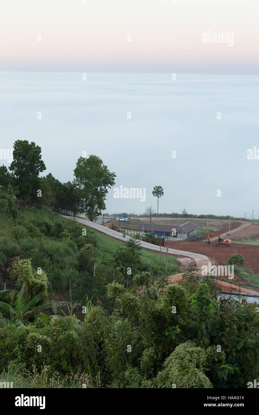 Nebel am Morgen mit Berg Khao Kho, Phetchabun, Thailand Stockfoto