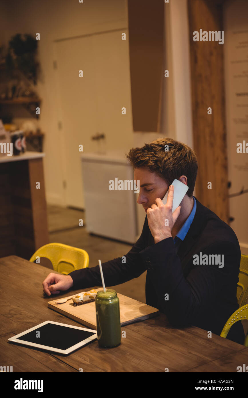 Geschäftsmann, telefonieren mit Handy Stockfoto