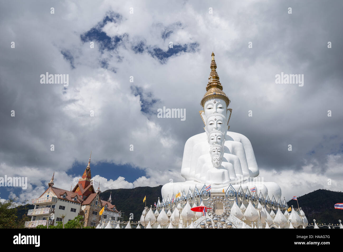 Fünf Buddhas im Wat Phra Thad Pha Sohn Kaeo Tempel, Phetchabun, Thailand Stockfoto