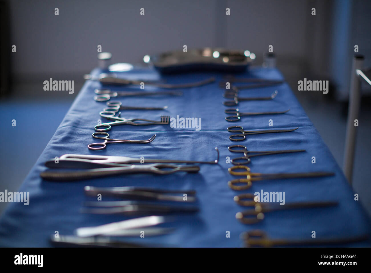 Chirurgisches Instrument gehalten auf einem Tisch Stockfoto