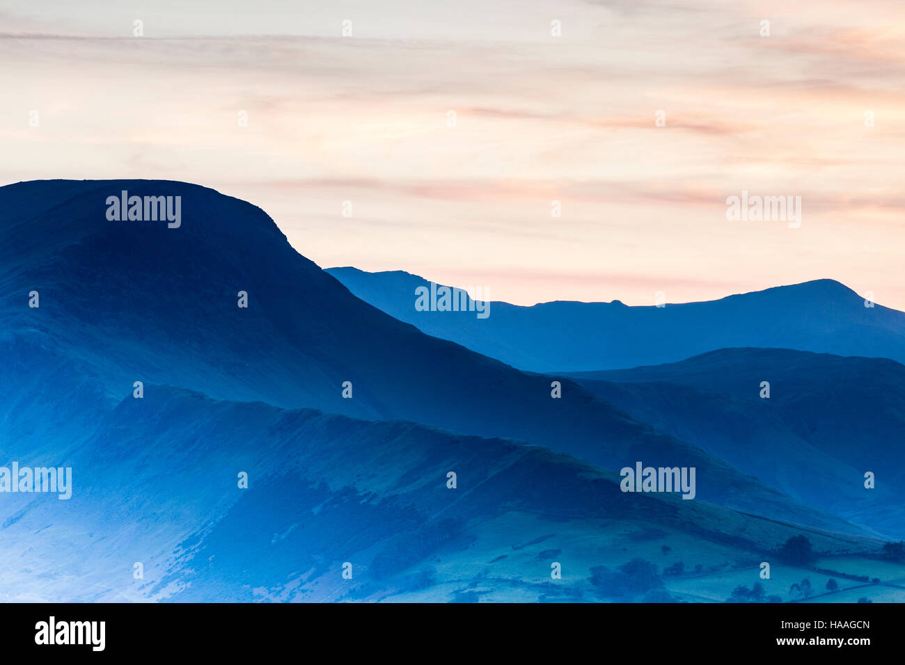Die Fells oberhalb der Newlands Valley im Lake District, Cumbria, UK. Stockfoto
