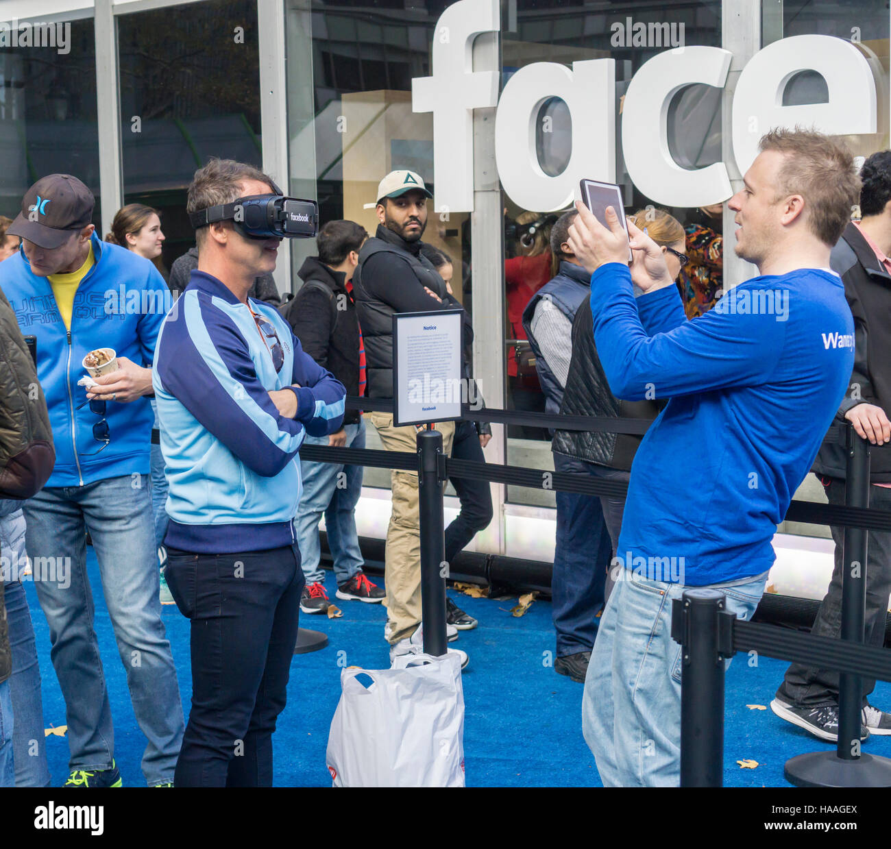 Besucher zum Bryant Park in New York ausprobieren Facebooks Oculus Rift VR Kopfhörer auf Samstag, 19. November 2016 während des Wartens auf Zeile geben Sie Facebook Veranstaltung um die vollständige VR-Behandlung zu erhalten.  (© Richard B. Levine) Stockfoto