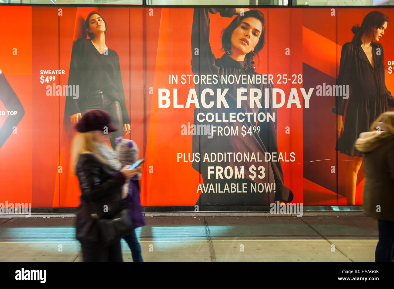 Werbung auf einem H & M lockt-Store in New York auf Mittwoch, 23. November  2016 Verbraucher im Hinblick auf ihre Black Friday Umsatz. . (© Richard B.  Levine Stockfotografie - Alamy