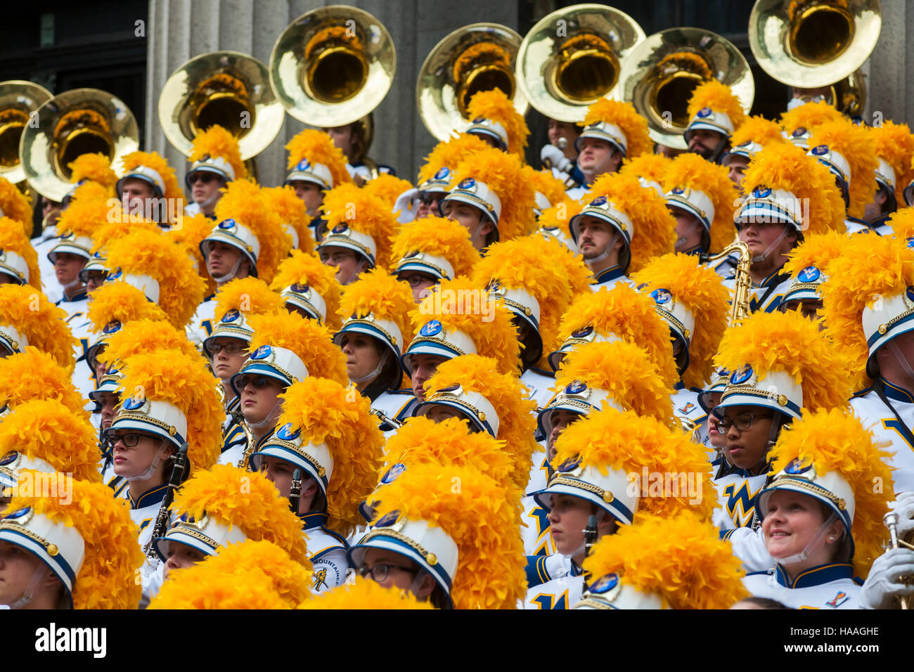 Mitglieder der West Virginia University Bergsteiger Marching Band Pose für ein Gruppenfoto nach der Durchführung in die Macy's Thanksgiving Day Parade in New York auf Donnerstag, 24. November 2016. (© Richard B. Levine) Stockfoto