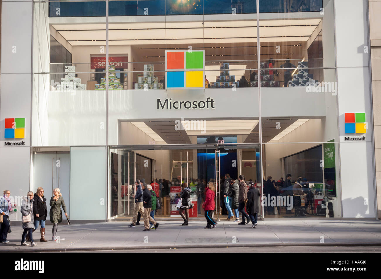 Massen der Käufer weitergeben Sonntag, 27. November 2016 im Microsoft Store auf der Fifth Avenue in Midtown Manhattan in New York. Der National Retail Federation berichtete, dass 43,8 % der Verbraucher während der vier-Tage-Wochenende online eingekauft.  (© Richard B. Levine) Stockfoto