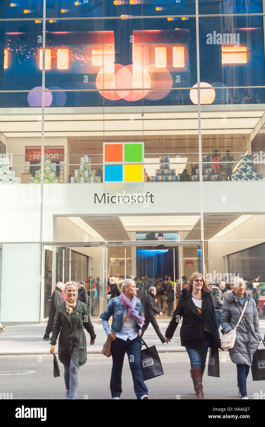 Massen der Käufer weitergeben Sonntag, 27. November 2016 im Microsoft Store auf der Fifth Avenue in Midtown Manhattan in New York. Der National Retail Federation berichtete, dass 43,8 % der Verbraucher während der vier-Tage-Wochenende online eingekauft.  (© Richard B. Levine) Stockfoto