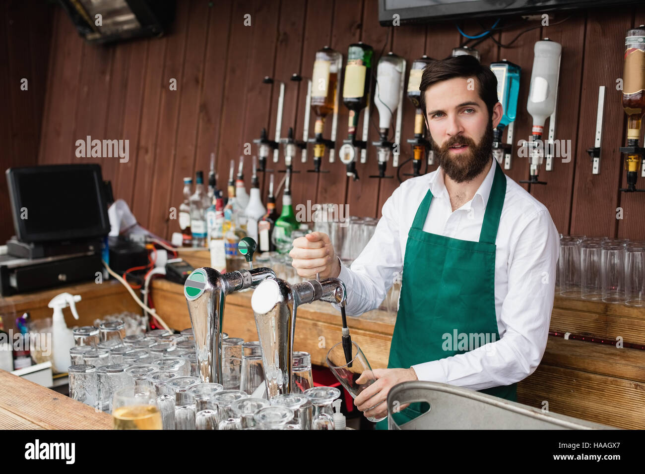 Barkeeper Bier aus bar Pumpe füllen Stockfoto