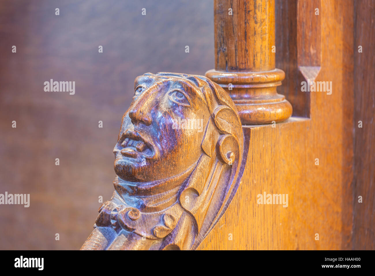 Ein Kopf auf einem Chorgestühl in L'eglise De La Trinite d ' Angers, Angers, Frankreich aus Holz geschnitzt. Stockfoto