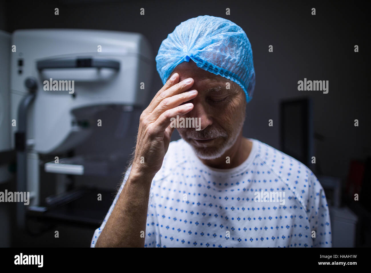 Traurig Patienten mit Hand am Kopf im Röntgenraum Stockfoto