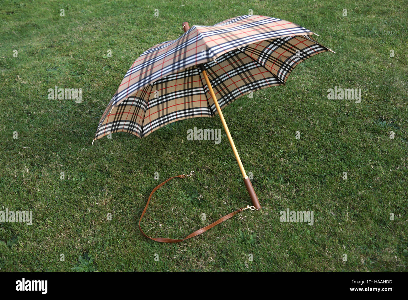 Burberry Damen Regenschirm mit Schultergurt Stockfotografie - Alamy