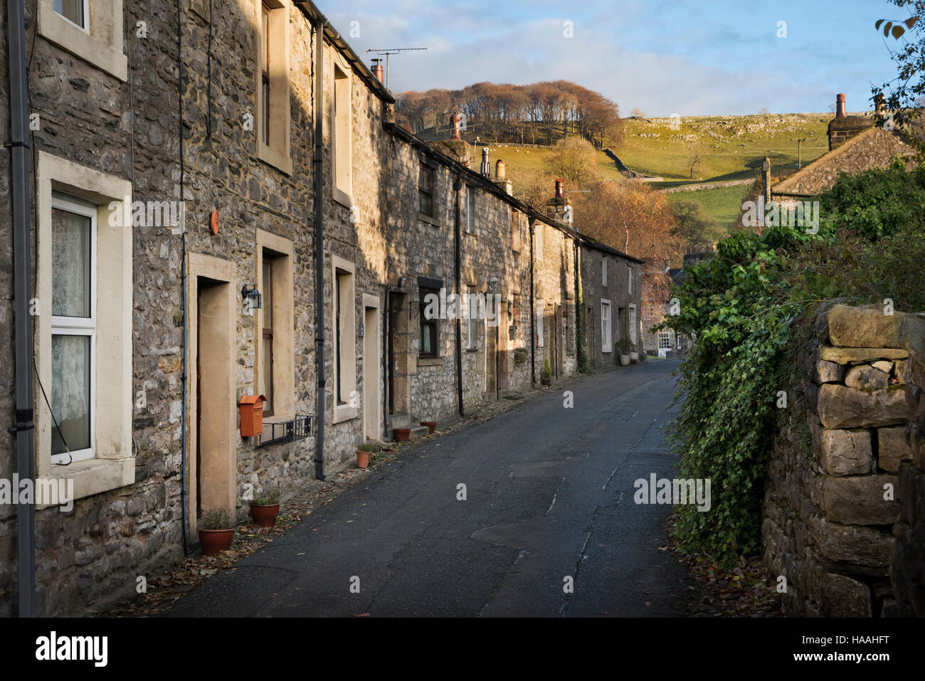 Neue Straße, die malerischen Yorkshire Dales Dorf Langcliffe, in der Nähe von Settle, UK Stockfoto