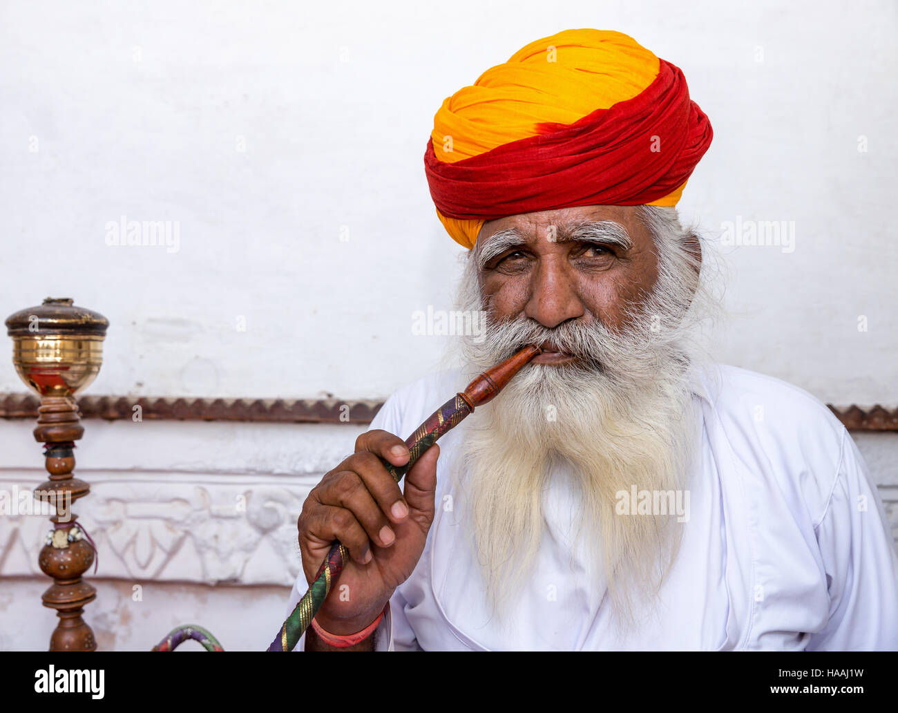 Indischer Mann mit Turban Rauchen Wasserpfeife, Mehrangarh Fort, Jodhpur, Rajasthan, Indien Stockfoto