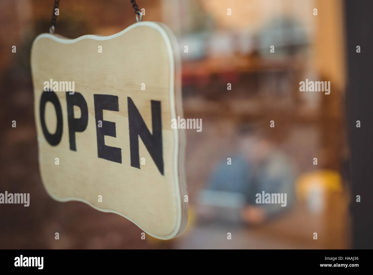Schild "geöffnet" vor einem café Stockfoto