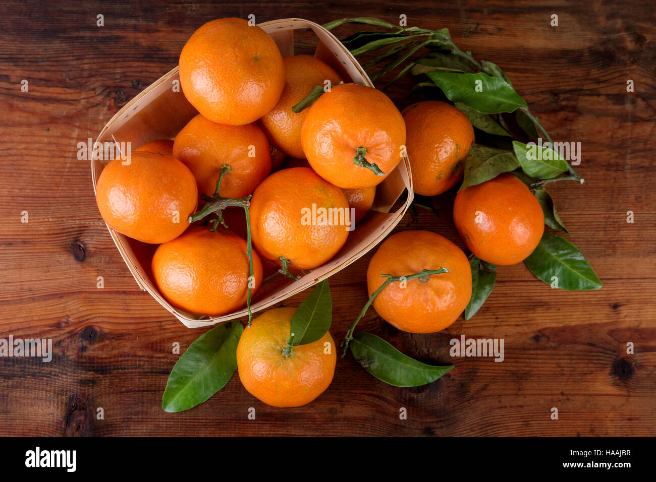 Mandarinen-Mandarinen auf hölzernen Tischplatte anzeigen Stockfoto
