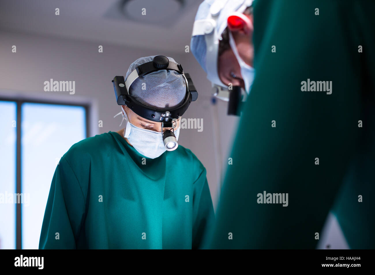 Chirurgen tragen chirurgischen Lupen während operation Stockfoto
