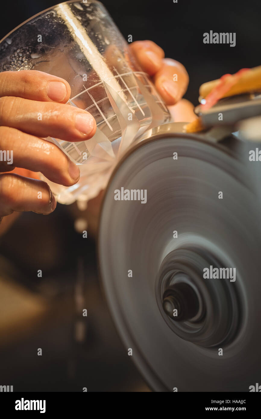 Glasbläser, Polieren und Schleifen eine Glaswaren Stockfoto