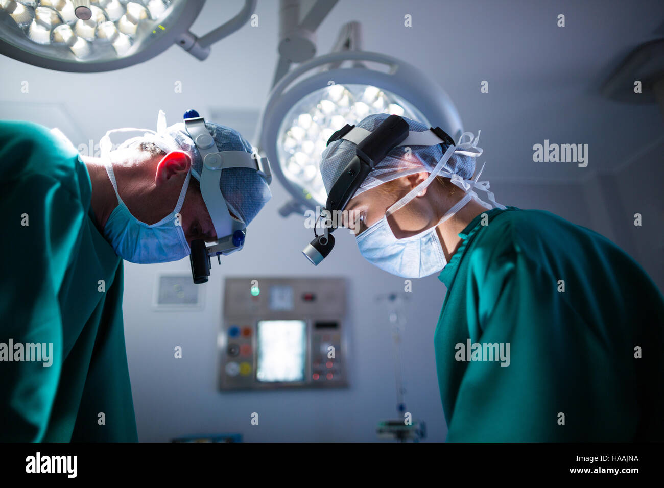 Chirurgen tragen chirurgischen Lupen während operation Stockfoto