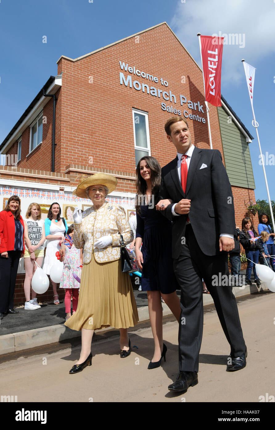 Königliche Doppelgänger! Mary Reynolds als die Königin mit Jodie Bredo und Andy Walker als William und Kate öffnen Monarch Park Lovell zeigen Häuser in Cannock 2012 Stockfoto