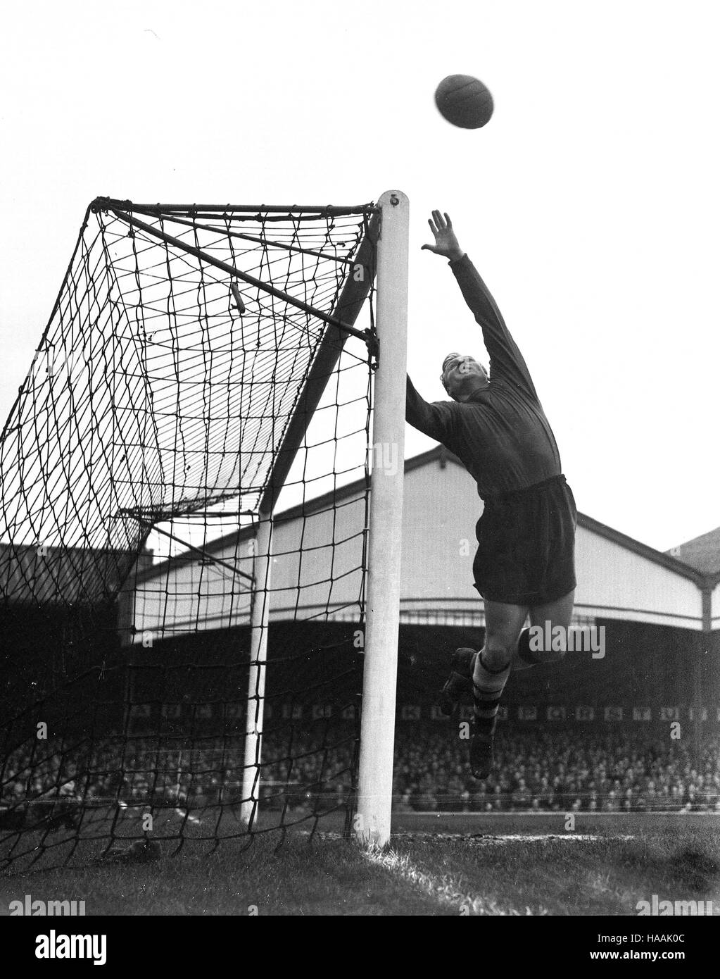 Wolverhampton Wanderers FC Fußballer Torwart Bert Williams in Aktion bei Molineux in den 1950er Jahren Stockfoto