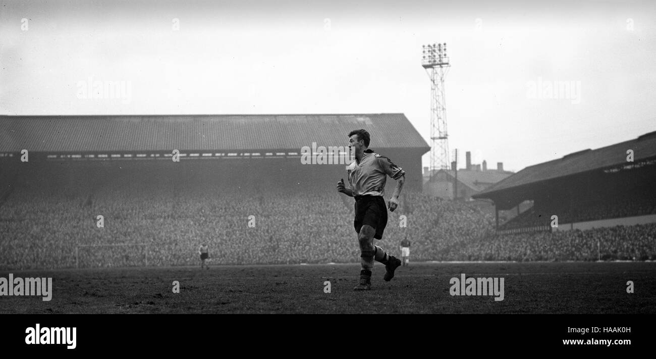 Wolverhampton Wanderers FC Fußballspieler Les Smith in Aktion bei Molineux in den 1950er Jahren Stockfoto