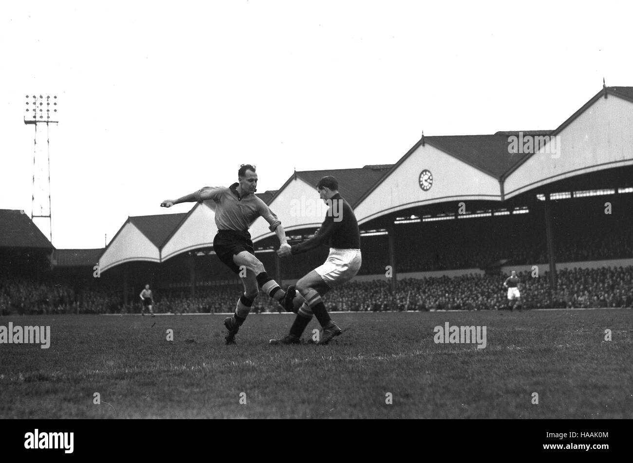 Wolverhampton Wanderers FC Fußballer Denis Wilshaw in Aktion bei Molineux in den 1950er Jahren zwischen 53 bis 57 Stockfoto