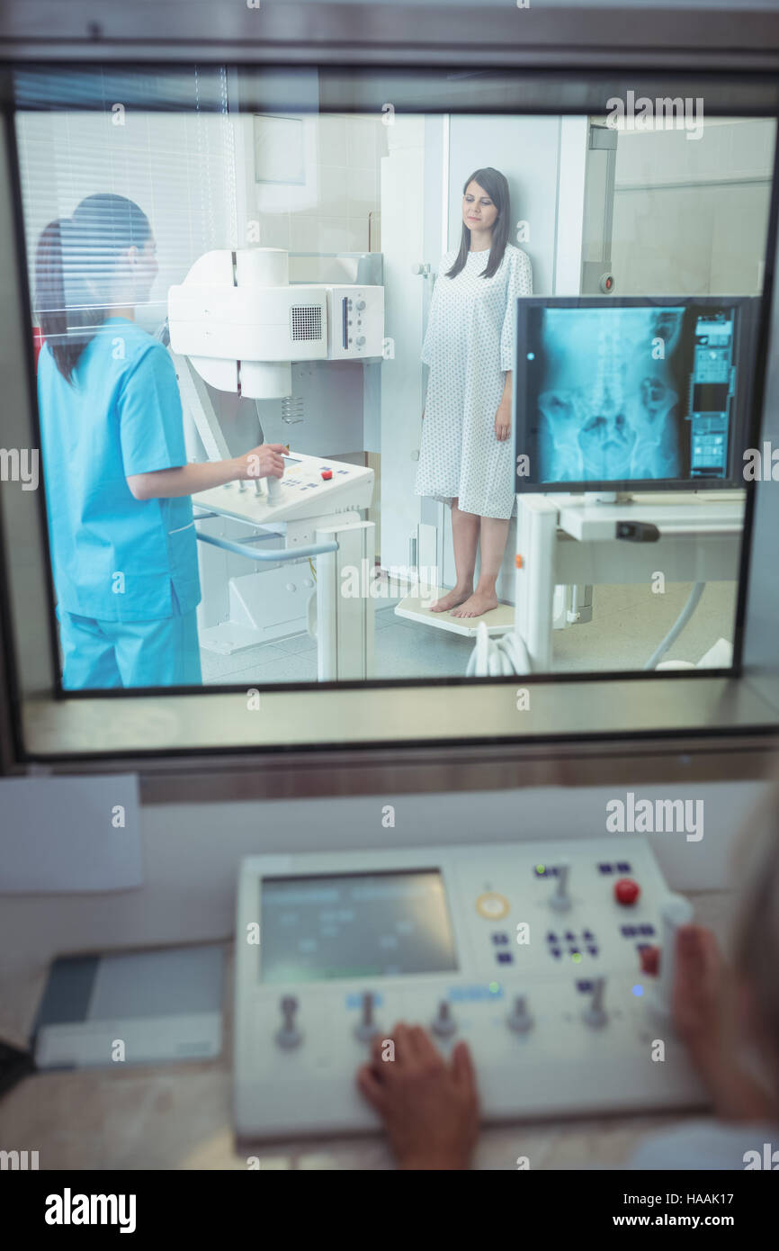 Weibliche Patienten ein Röntgentest Stockfoto