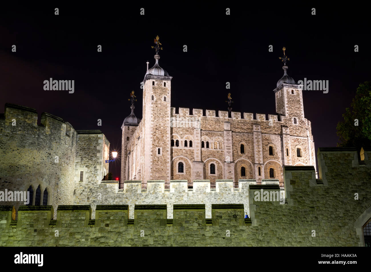 Tower von London - Teil des Historic Royal Palaces, Gehäuse die Kronjuwelen in der Nacht gezeigt. London, England, Vereinigtes Königreich Stockfoto