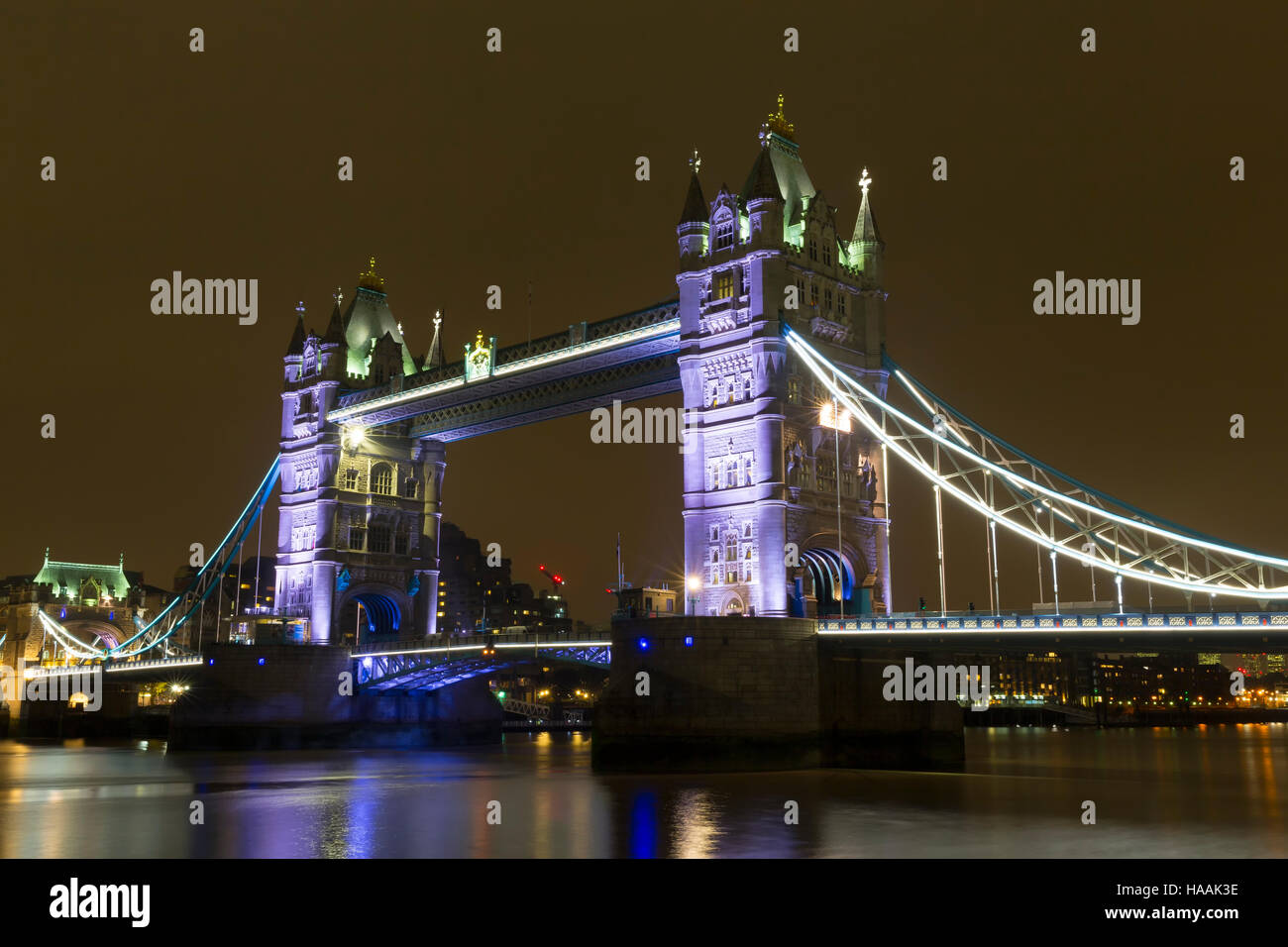 Tower Bridge bei Nacht von der South Bank, London, England, UK Stockfoto