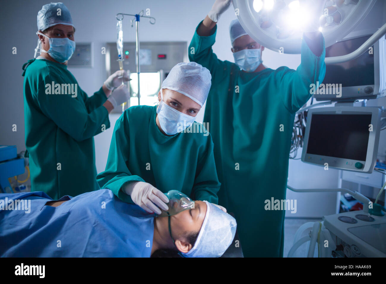 Chirurgen, die Anpassung der Sauerstoffmaske auf Patienten Mund im Betrieb theater Stockfoto