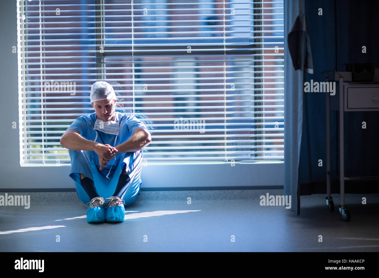Gespannten Krankenpfleger im Flur sitzen Stockfoto