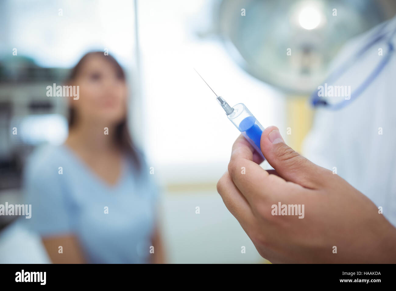 Arzt bereitet eine Spritze, eine Injektion Stockfoto