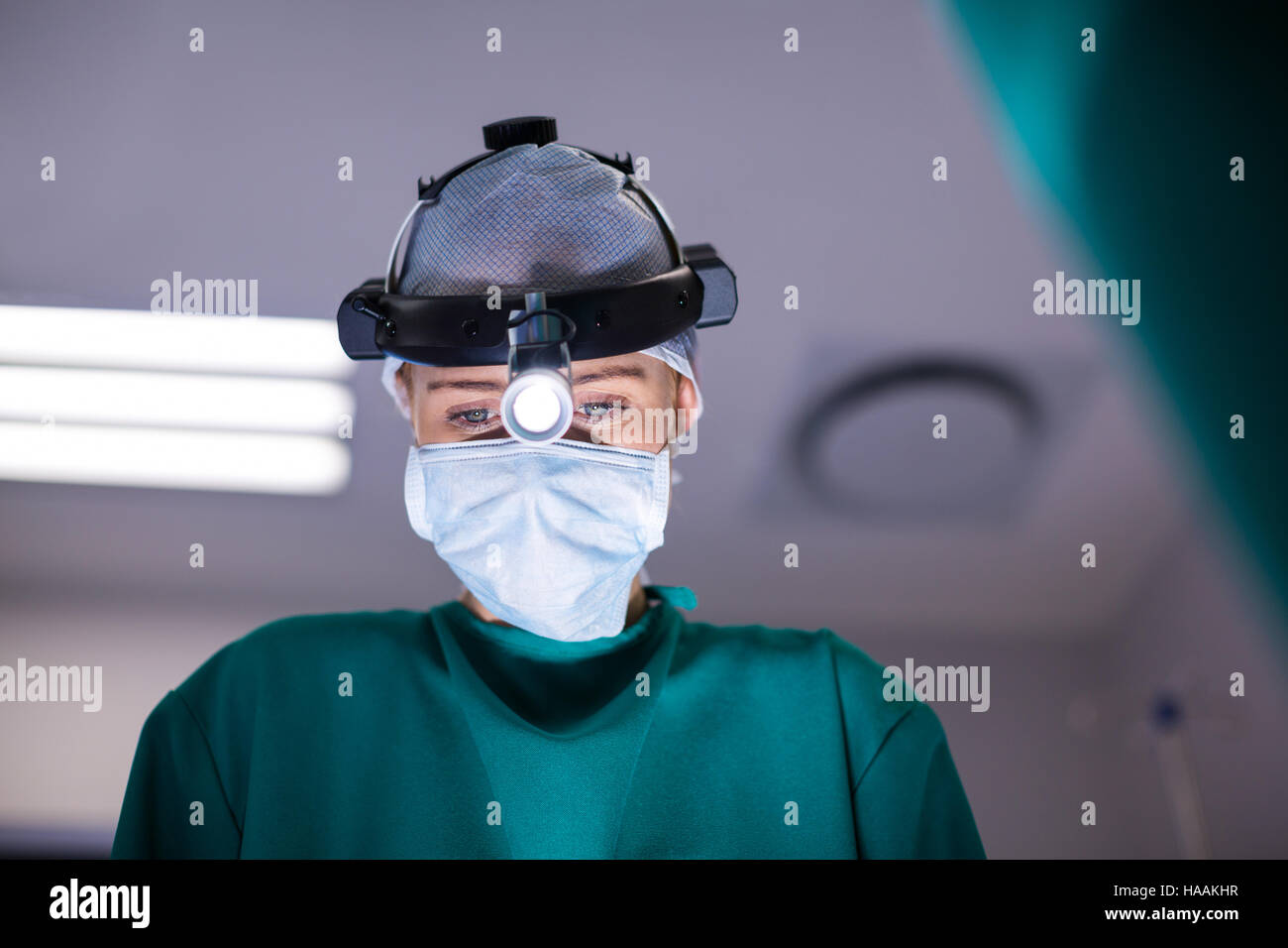 Weibliche Chirurg chirurgischen Lupen während Operation tragen Stockfoto