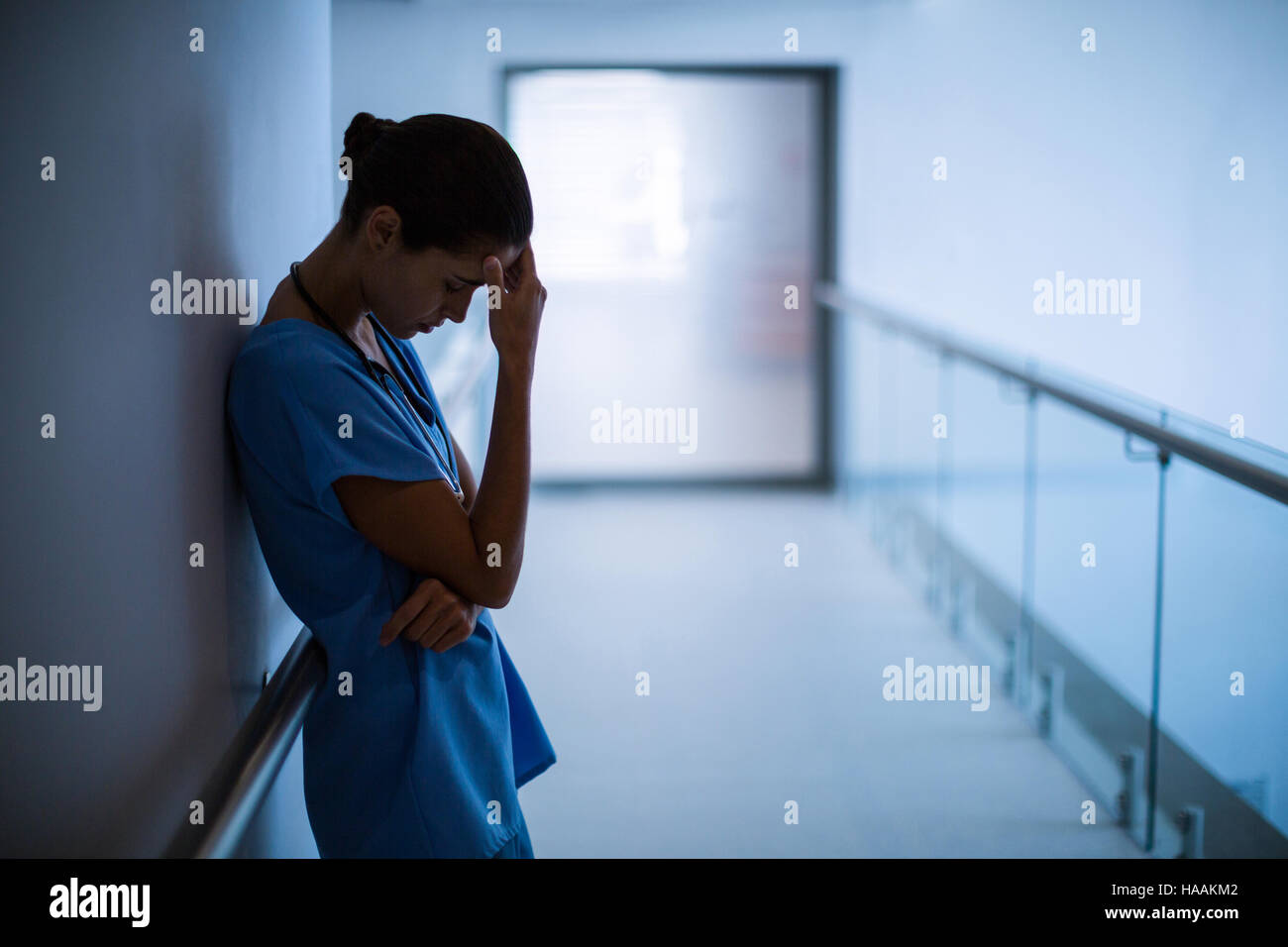 Traurig Krankenschwester stehen im Flur Stockfoto