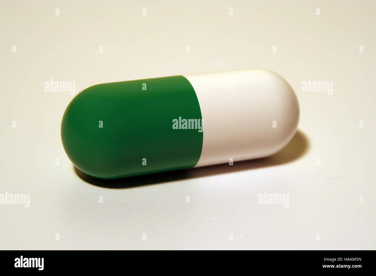 Grüne und weiße medizinische Pille. Antibiotika-Kapsel. Stockfoto